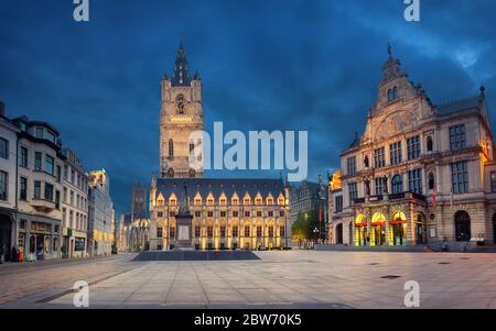 Gand, Belgio. Piazza Sint-Baafsplein al tramonto con l'edificio del Municipio storico e il famoso Campanile di Gand Foto Stock