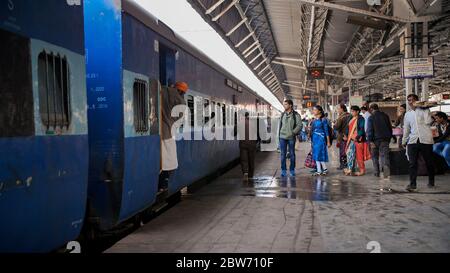 Agra, India - 12 dicembre 2018: Il treno arriva alla stazione. Disfare le persone sulla piattaforma. Foto Stock