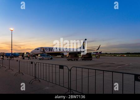 I passeggeri salgono a bordo di un volo Ryanair Boeing 737 800 a Budapest Foto Stock