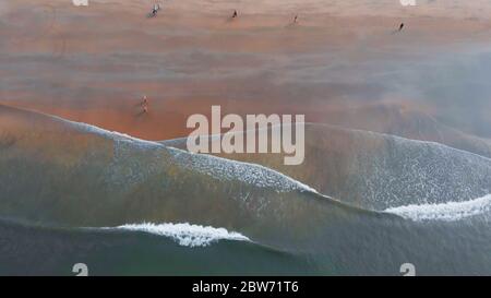 Tiro dal drone della spiaggia di Arambol con le onde maree. Goa. India. Foto Stock