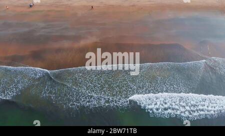 Tiro dal drone della spiaggia di Arambol con le onde maree. Goa. India. Foto Stock