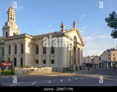 Londra, Regno Unito - 08 maggio 2020: Strade vuote durante il blocco del coronavirus di fronte alla chiesa parrocchiale di St Alfege, Greenwich, questa parte di Londra i. Foto Stock