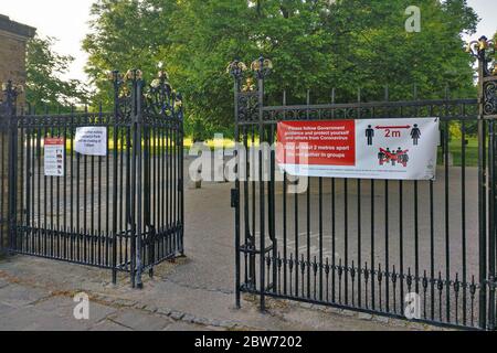 Londra, Regno Unito - 08 maggio 2020: Avviso di prevenzione dei virus cartello di sicurezza sulla recinzione nel parco di Greenwich a causa del coronavirus covid 19. Molti luoghi pubblici Foto Stock