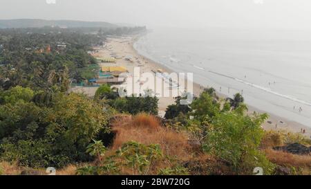 Vista aerea croce cristiana su una collina ad Arambol, India. Foto Stock