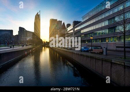 Vista dell'alba dell'Aia, skyline della mattina presto riflesso sulle acque calme del canale, Paesi Bassi Foto Stock