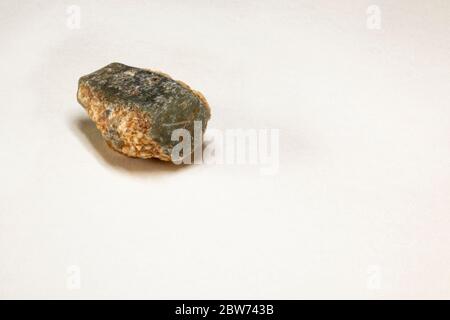 Minerale di corindone proveniente dall'India, che fa parte della scala di durezza di Moh (numero 9) Foto Stock