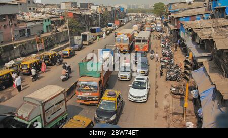 Mumbai, India - 17 dicembre 2018: Traffico in grande città dell'India Foto Stock