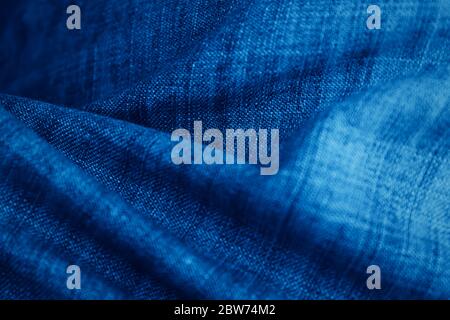 Jeans blu primo piano texture sfondo. Jeans sfondo, blu chiaro naturale tessuto denim pulito. Colorazione creativa. Colore tendenza blu classico. Colore di Foto Stock