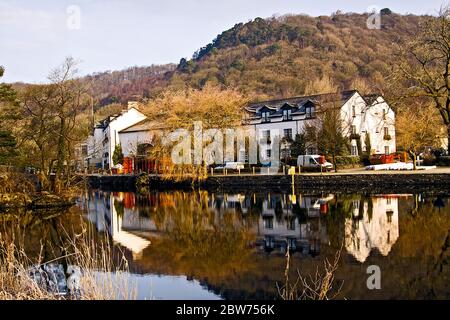 Lo Swan Hotel riflette su Windermere presso il Newby Bridge Cumbria Lake District Foto Stock