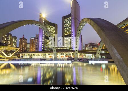 TORONTO, CANADA - 10 APRILE 2015: L'esterno del New City Hall nel centro di Toronto di notte. Foto Stock