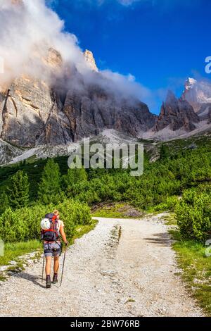 Italia Veneto Dolomiti Ampezzane - strada che conduce al sentiero Astaldi Foto Stock