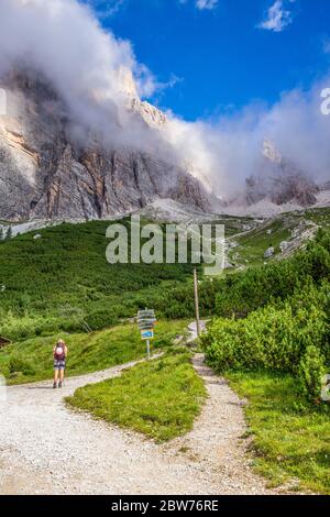 Italia Veneto Dolomiti Ampezzane - strada che conduce al sentiero Astaldi Foto Stock