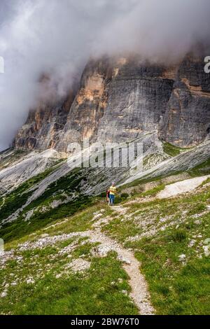 Italia Veneto Dolomiti Ampezzane - strada che conduce al sentiero Astaldi Foto Stock