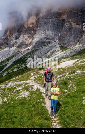 Italia Veneto Dolomiti Ampezzane - strada che conduce al sentiero Astaldi Foto Stock