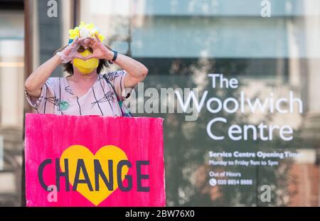 Estinzione gli attivisti della ribellione organizzano una protesta socialmente distanziata fuori dal Woolwich Centre, a Londra sud, per inviare un messaggio al consiglio per rispondere meglio al Covid-19 e al cambiamento climatico. Foto Stock