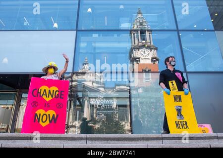 Gli attivisti della ribellione per l'estinzione organizzano una protesta socialmente distanziata fuori dal Woolwich Centre, a Londra sud, chiedendo al consiglio di rispondere meglio al Covid-19 e al cambiamento climatico. Foto Stock