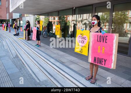 Gli attivisti della ribellione per l'estinzione organizzano una protesta socialmente distanziata fuori dal Woolwich Centre, a Londra sud, chiedendo al consiglio di rispondere meglio al Covid-19 e al cambiamento climatico. Foto Stock