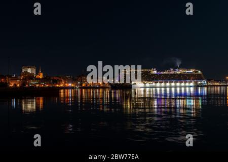 Saint John, NB, Canada - 19 settembre 2019: La nave da crociera Norwegian Escape attraccato nel porto di Saint John di notte. La nave è accesa e le luci Foto Stock