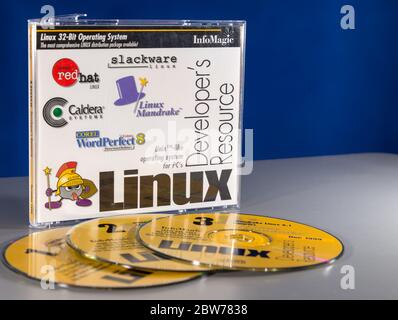 Saint John, NB, Canada - 10 ottobre 2018: CD di risorse per sviluppatori Linux. Una raccolta di tre CD Linux che contengono molte distribuzioni diverse. Foto Stock