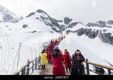 Yunnan,Cina - Aprile 12,2017 : paesaggio di Yulong Snow Mountain, è noto anche come Jade Dragon montagna di neve che si trova in Yunnan,Cina. Foto Stock