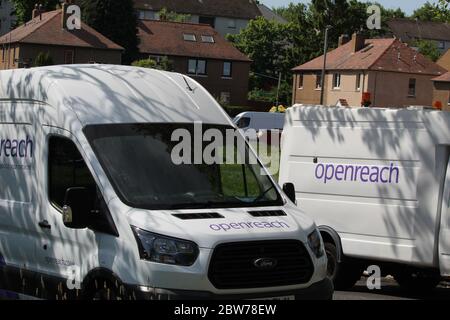 Due furgoni bianchi Openreach su una strada residenziale a Edimburgo, Scozia Foto Stock