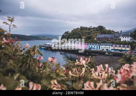 Case colorate nel porto di Portree sull'Isola di Skye in Scozia Foto Stock