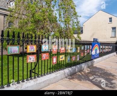 Bangor, Irlanda del Nord, Regno Unito, 29 maggio 2020: Disegni e arte da bambini che ringraziano i lavoratori di prima linea nella crisi di Coronavirus attaccati alle ringhiere della prima chiesa presbiteriana di Bangor, Irlanda del Nord Foto Stock