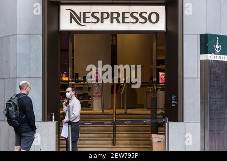 Sydney, Australia. 30 maggio 2020. Sydney, Australia. Sabato 30 maggio 2020. Nespresso riapre il suo negozio di punta a Sydney in George Street nel CBD di Sydney, poiché le restrizioni di blocco del coronavirus sono facili. Credit: Paul Lovelace/Alamy Live News Foto Stock