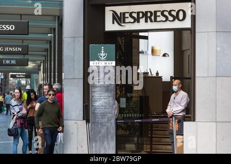 Sydney, Australia. 30 maggio 2020. Sydney, Australia. Sabato 30 maggio 2020. Nespresso riapre il suo negozio di punta a Sydney in George Street nel CBD di Sydney, poiché le restrizioni di blocco del coronavirus sono facili. Credit: Paul Lovelace/Alamy Live News Foto Stock