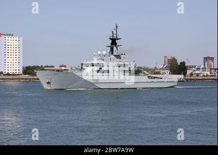 La nave di pattuglia offshore di classe Royal Navy River HMS SEVERN parte questa mattina dalla base navale di Portsmouth Foto Stock