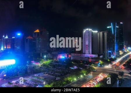 Guangzhou, Cina. 16 giugno 2016. I moderni grattacieli si illuminano di notte su Tianhe Road nel distretto di Tianhe, Guangzhou, Guangdong, Cina. Foto Stock