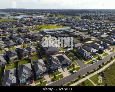 Vista aerea di nuove case costruite nei nuovi sobborghi urbano espansione sconti governativi in giornata di sole e parco industria montagna Melbourne Victoria Australia Foto Stock