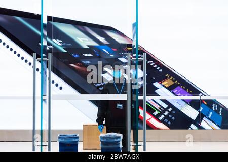 Sydney, Australia. Sabato 30 maggio 2020. L'Apple Store di George Street nel CBD di Sydney ora si oppone e tutti gli altri Apple Store in tutta l'Australia, come le restrizioni di blocco coronavirus facilità. Apple ha aggiunto ulteriori procedure di sicurezza, tra cui controlli della temperatura e distanziamento sociale. Credit Paul Lovelace/Alamy Live News Foto Stock