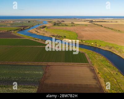 Fotografia aerea di Werribee Sud fertile fattoria campi Werribee fiume con baia sullo sfondo Foto Stock