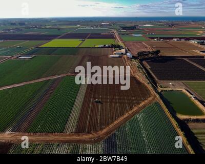 Fotografia aerea di Werribee Sud fertile fattoria campi vicino al fiume Werribee con baia sullo sfondo Foto Stock