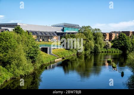 Emirates Arena e Celtic Park dal fiume Clyde, Glasgow, Scozia, Regno Unito Foto Stock