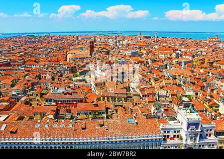 Vista aerea panoramica della città vecchia di Venezia vista dalla torre Campanile di San Marco ad ovest, Piazza San Marco edifici storici, Italia 2016 giugno Foto Stock