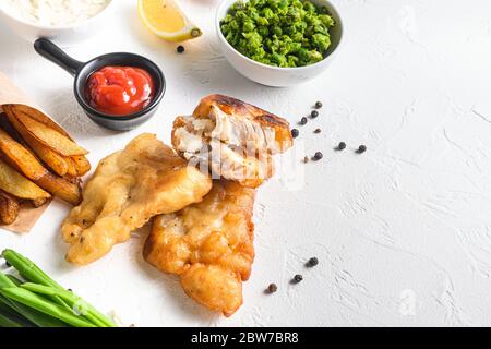 Fishand chips dettaglio di filetto di merluzzo croccante e pasteggiato con salsa e limone nello spazio laterale per il testo Foto Stock