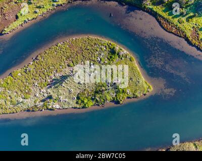 Vista aerea del santuario dell'isola sul fiume blu Werribee vicino alle scogliere di K Road Foto Stock