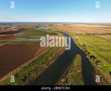 Fotografia aerea dei fertili campi agricoli di Werribee Sud e del fiume Werribee con la Baia sullo sfondo Foto Stock