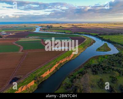 Fotografia aerea di Werribee Sud fertile fattoria campi Werribee fiume K Road scogliere e baia sullo sfondo Foto Stock