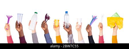 Oggetti in plastica monouso tenuti in mano Foto Stock