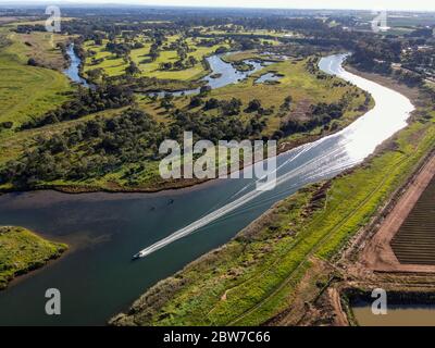 Motoscafo sul fiume Werribee Werribee South K Road Cliffs in giornata di sole Foto Stock