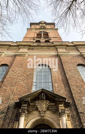 Cehagen, chiesa del nostro salvatore a Christianshavn Copenhagen, Danimarca. Si tratta di una chiesa barocca con guglia elicoidale che offre ampie vedute del centro Foto Stock