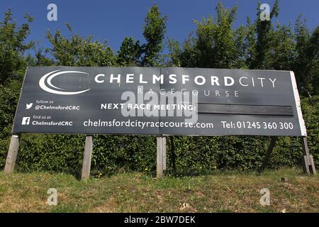 Il cartello fuori dall'ippodromo di Chelmsford City vicino a Braintree non indica la data del prossimo incontro di gara. Le partite di corse ippiche sono state suspe Foto Stock