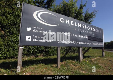 Il cartello fuori dall'ippodromo di Chelmsford City vicino a Braintree non indica la data del prossimo incontro di gara. Le partite di corse ippiche sono state suspe Foto Stock