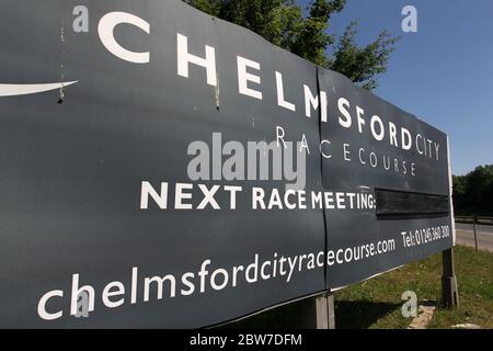 Il cartello fuori dall'ippodromo di Chelmsford City vicino a Braintree non indica la data del prossimo incontro di gara. Le partite di corse ippiche sono state suspe Foto Stock