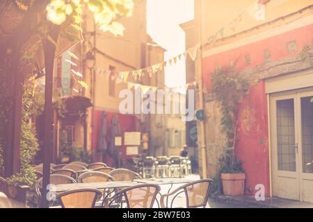 Tavolini di caffè di strada in stile provenzale nella città vecchia, umore di vacanza estivo, avventura e visite turistiche Foto Stock