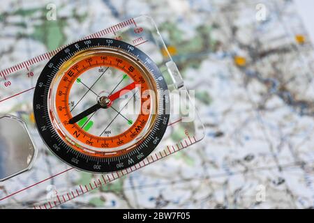 Orientamento per mappa e bussola. Simboli di spedizione e viaggio nella natura selvaggia. Foto Stock