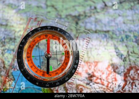 Orientamento per mappa e bussola. Simboli di spedizione e viaggio nella natura selvaggia. Foto Stock